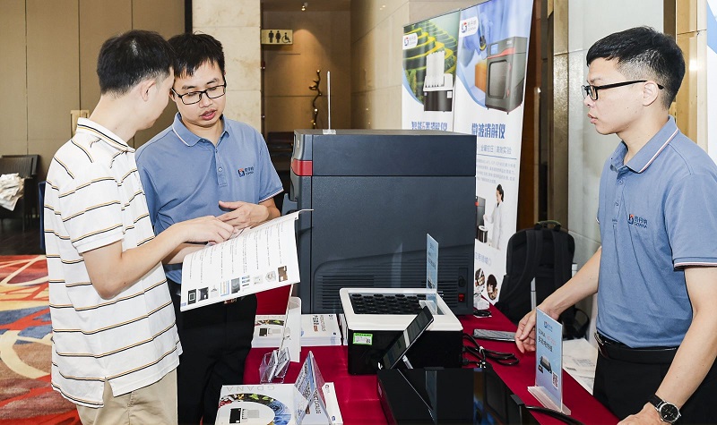 銷售總經(jīng)理為客戶展示商品，耐心答疑解惑